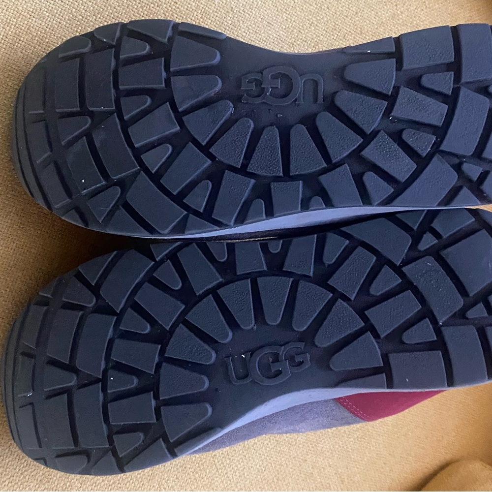 UGG Kids Boots - Gray with Red Accents - Picture 5 of 9